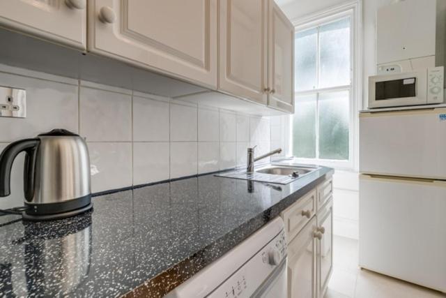 Central Bright & Charming 2 Bedroom Apartment In Earls Court Kensington 2 Minutes To District & Piccadilly Lines Tube Stunning Garden Views London Eksteriør billede